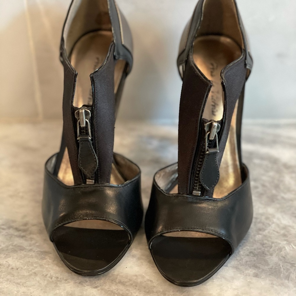 Pour La Victoire Black and Gunmetal pumps